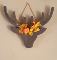 Tête de cerf déco murale avec fleurs d’automne – ambiance chaleureuse /Muurdecoratie hert met herfstbloemen – warme sfeer /Deer wall decor with fall flowers – warm home vibe