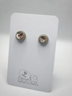 Boucles d’oreilles béton et nacre rose – design épuré et élégant / Oorbellen van beton en roze parelmoer – strak en elegant ontwerp / Concrete and pink nacre earrings – sleek and elegant look