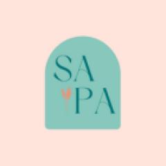Logo SAPA Créations – identité artisanale et contemporaine de Sandra Parrinello, créatrice belge passionnée. Ce logo incarne l’univers minimaliste et durable de la marque : des objets faits main en jesmonite et cire naturelle, à la fois esthétiques, fonctionnels et responsables. Synonyme de design belge authentique et raffiné. / Logo van SAPA Créations – Belgisch merk van handgemaakte objecten in jesmonite en natuurlijke was. Modern, duurzaam en stijlvol, het symbool van eigentijds Belgisch design met een ziel. / SAPA Créations logo – representing Belgian artisanal design by Sandra Parrinello. Handmade jesmonite and soy wax creations blending minimalism, sustainability, and authenticity.