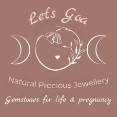 Let’s Goa Jewellery, marque belge de bijoux artisanaux inspirés par la maternité et la transformation. Pierres naturelles, énergie douce et fabrication locale. Cadeaux uniques sur Wimzzi.com. Let’s Goa, Belgisch juwelenmerk vol zachtheid, natuurlijke stenen en positieve energie. Ideaal geschenk voor mama’s en vrouwen met stijl. Let’s Goa, Belgian handmade jewelry brand celebrating womanhood and motherhood through natural stones and mindful design. Shop on Wimzzi.com.