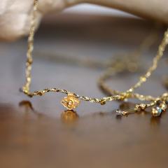 Collier wrap raffiné avec nœud coulissant et pendentif diamant Polki – look tendance et artisanal / Verfijnde wrap ketting met schuifknoop en Polki diamant hanger – trendy en ambachtelijke uitstraling / Refined wrap necklace with sliding knot and Polki diamond pendant – trendy handcrafted look