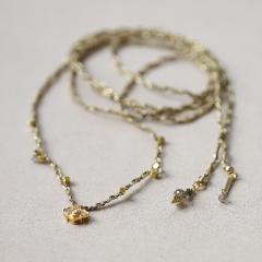 Collier enroulé bohème avec petits diamants Polki et fil doré – parfait en accumulation / Boho wrap halsketting met kleine Polki diamanten en gouden draad – ideaal voor layering / Boho wrap necklace with small Polki diamonds and golden thread – perfect for layering