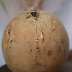 Collier artisanal long tressé et pendentif Polki – bijou fait main raffiné / Handgemaakte lange gevlochten ketting met Polki hanger – verfijnd accessoire / Long hand-braided necklace with Polki pendant – refined handmade piece. Moonsoon