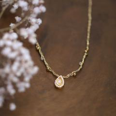 Collier doré à double rang avec diamant Polki – bijou tendance empilable / Gouden ketting met twee lagen en Polki diamant – modieus om te stapelen / Double-layered gold necklace with Polki diamond – trendy stacking jewel. Moonsoon