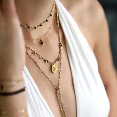 Colliers dorés tendance avec pendentifs Polki – superposition élégante pour un look raffiné / Gelaagde gouden kettingen met Polki hangers – stijlvolle afwerking / Trendy gold necklaces with Polki pendants – refined layered style. Moonsoon