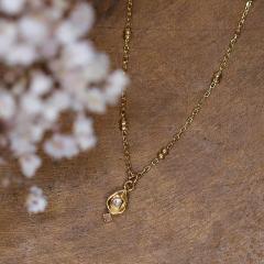 Collier doré à pendentif Polki fin – minimaliste et féminin / Gouden ketting met fijne Polki hanger – vrouwelijk en simpel / Gold necklace with fine Polki pendant – simple and feminine. Moonsoon