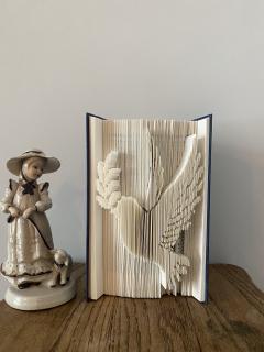 Sculpture en livre plié représentant un motif artistique, œuvre artisanale faite main en Belgique par Book Art Brussels, création locale éthique en petite série, cadeau original et responsable disponible sur wimzzi.com, plateforme belge valorisant les créateurs indépendants / Gevouwen boeksculptuur met artistiek motief, handgemaakt in België door Book Art Brussels, ethische lokale creatie in kleine oplage verkrijgbaar via wimzzi.com / Folded book sculpture featuring artistic design, handmade in Belgium by Book Art Brussels, ethical small-batch local creation available on wimzzi.com, Belgian marketplace supporting independent artisans