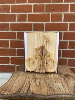 Livre sculpté motif floral – idée originale pour amateur·rice de livres / Boek gevouwen met bloemenmotief – origineel cadeau voor boekenliefhebbers / Folded book with flower shape – unique gift for book lovers