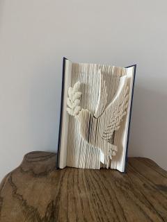 Livre sculpté ailes d’ange – idée cadeau symbolique pour amateur de lecture / Boek gevouwen met engelenvleugels – symbolisch cadeau voor boekenliefhebber / Folded book with angel wings – symbolic gift for book lover